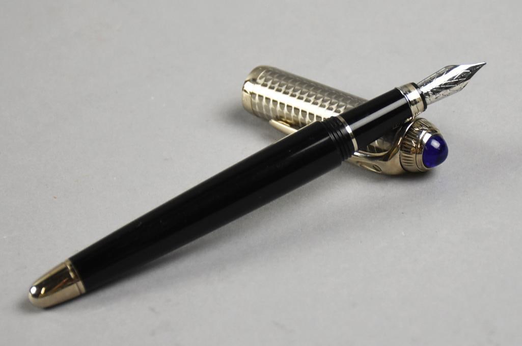 Cartier Diabolo Fountain Pen, 18K Nib: Terrific Cartier fountain pen with an 18K white gold nip. Chevron cap with palladium finish. Original owner assigned serial number EO43286,?