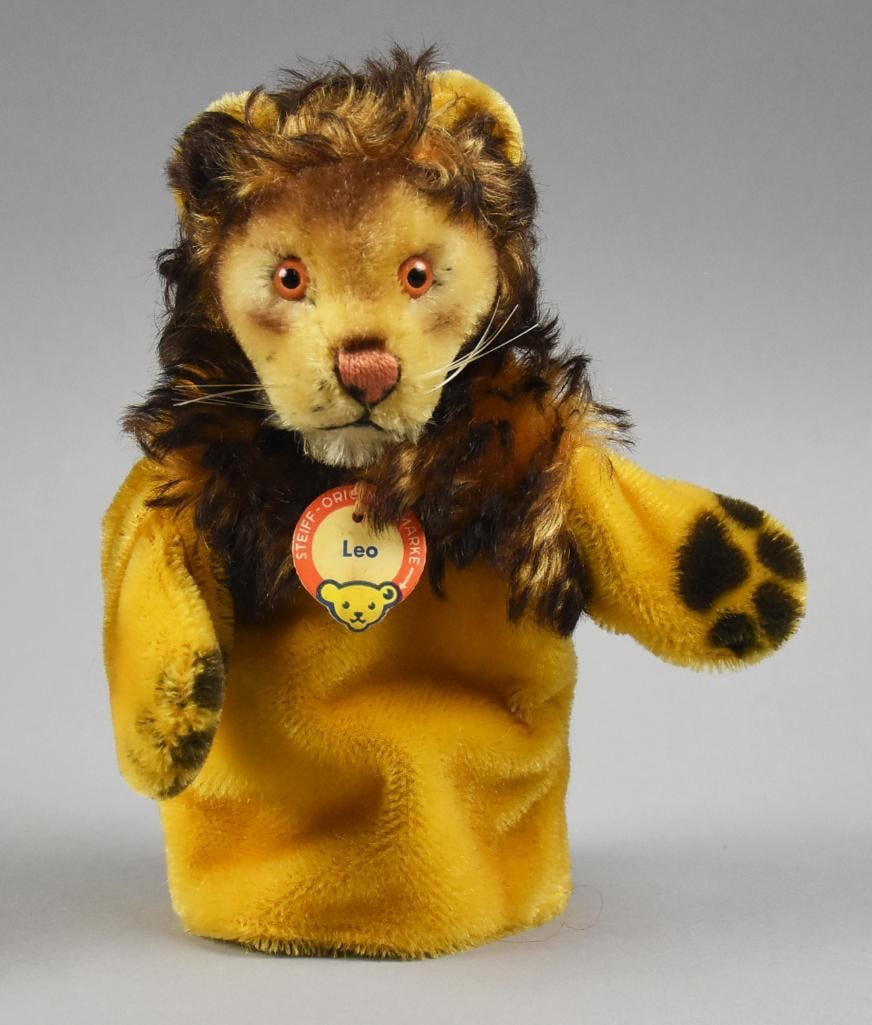 c1950 German Steiff Mohair Leo Lion Hand Puppet Original Tag: Darling vintage hand puppet from Steiff and made in Germany. He is 1950s mohair Leo the lion with glass eyes and retains his original paper tag. Measures approx. 8" x 7".