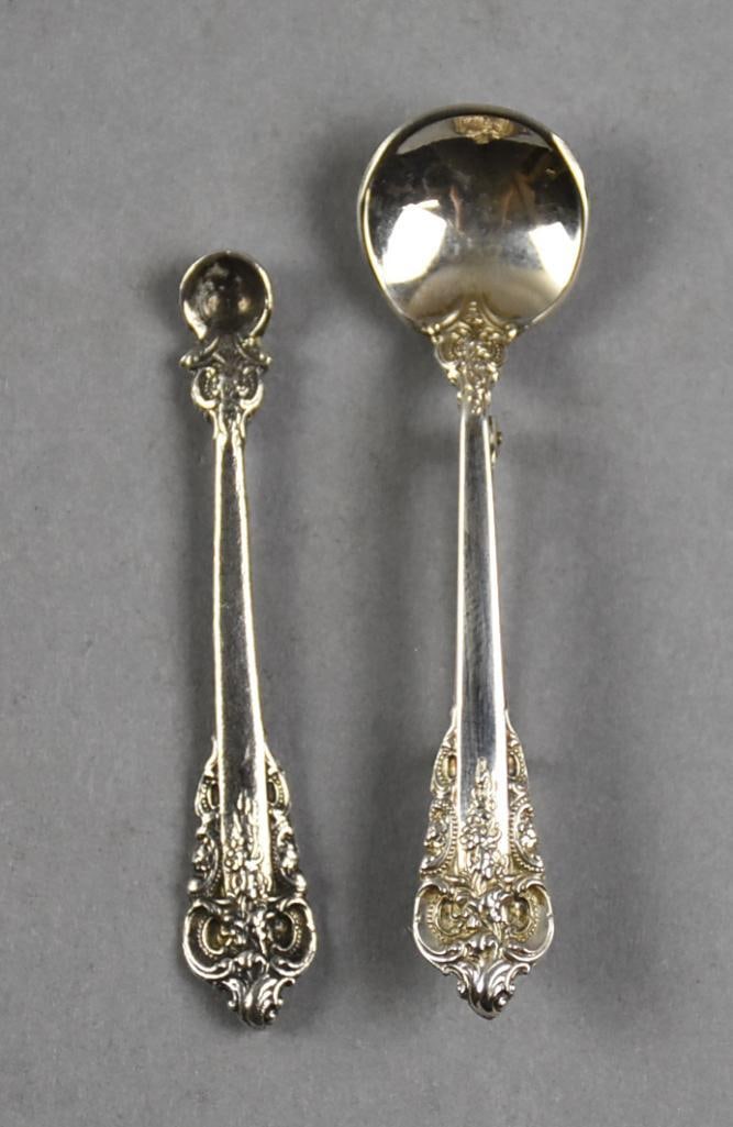 1941 Wallace Sterling Grand Baroque Spoon Set, Original Box: Great small spoon set from Wallace Silver. The pattern is Grand Baroque from 1941. Includes a small lapel pin and what appears to be a salt spoon. Overall approx. weight of 6 grams, measure approx.