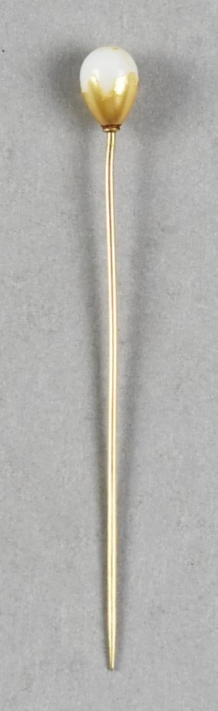 Vintage 18K Yellow Gold & Cultured Pearl Stick Pin: Very pretty vintage stick pin in 18K yellow gold. Top of the pin is set with a cultured pearl. Measures approx. 3", 1.5 grams. Stamped 18K with no other visible marks.