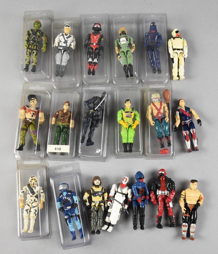 (19) Hasbro GI Joe Action Figures, Loose in Cases: This is 19 Hasbro GI Joe action figures, most being in plastic cases. They include Snake Eyes, Storm Shadow, Crimson Guard, Low Light and more.