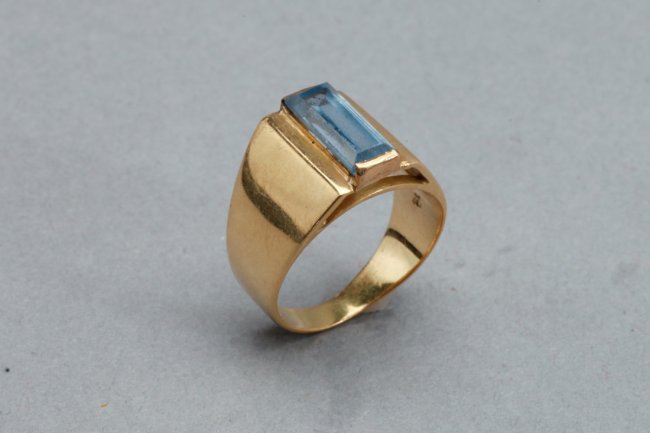 Ladies 18k gold & Spinel ring: 1 Ladies 18k yellow gold. Approx 1.5ct light blue rectangle cut Spinel. Size 7.25. Marks "622" & 18k" inside. Total weight , 8.56g.