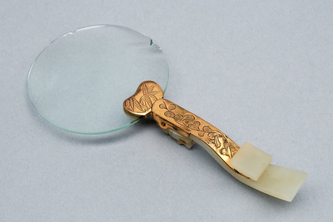 Antique Chinese Jade Dragon Belt Hook Magnifying: Very collectible !Jade Chinese magnifying glass. Handle carved in the shape of a Chinese dragon. Under the dragon head, it has a slot under the handle that you can hang the magnifying glass on, like o