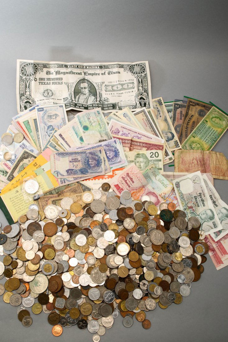 11 Lbs Foreign Coins and Paper Currency (1 of 5)