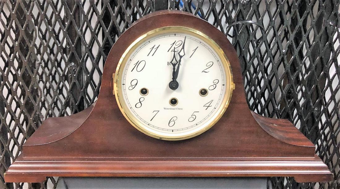 Bulova Chime Mahogany Wood Finished Mantle Clock: Bulova Chime Mahogany Wood Finished Mantle Clock, With Out Wind Up Key