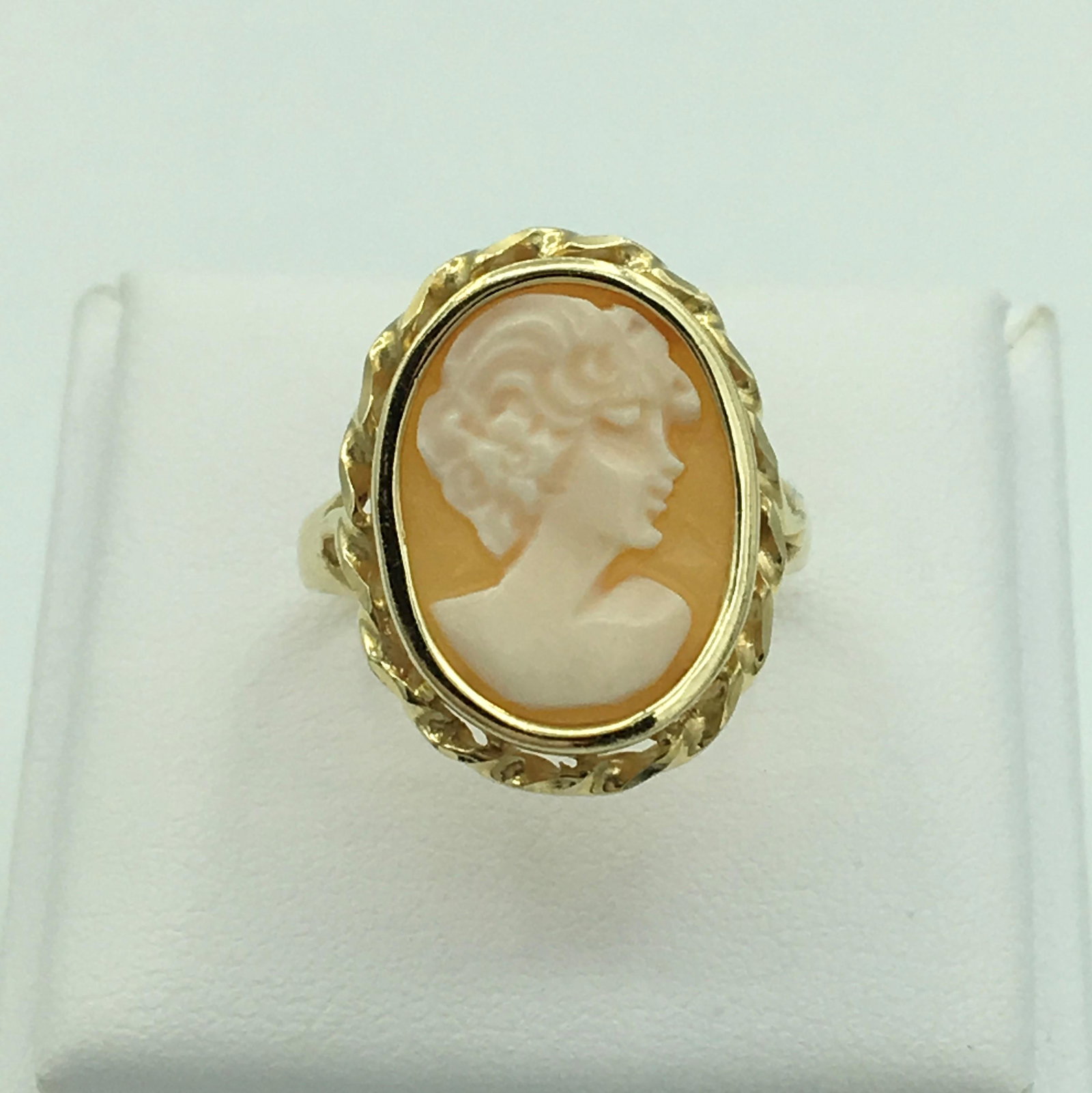 14K Yellow Gold Shell Cameo Portrait Ring Size 7 Grams: 14K Yellow Gold Shell Cameo Portrait Ring Size 7 Grams 3.1. 2.0 dwt. Marked Copyright 14K CJI. Ring is in Excellent Condition with Beautiful Workmanship on the Mounting.