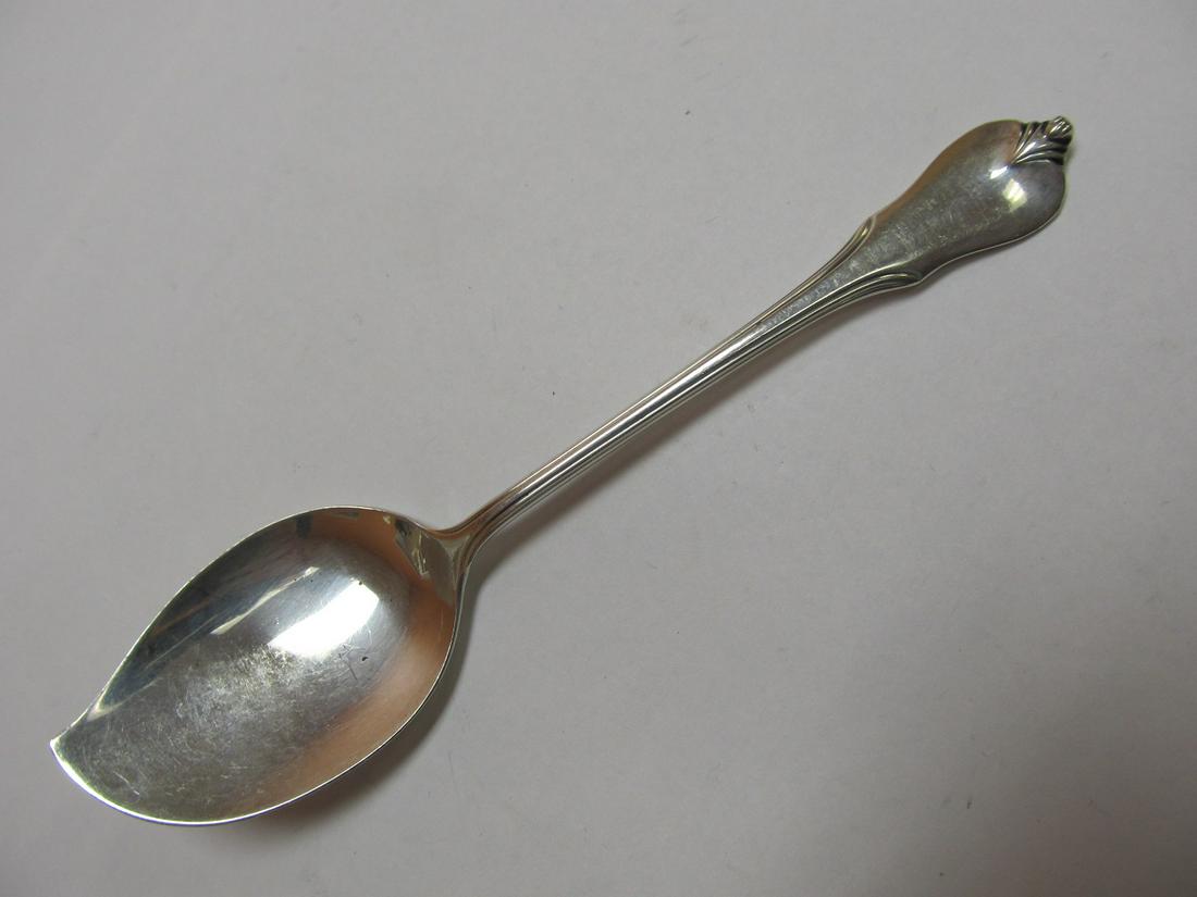 WALLACE SILVERSMITHS GRAND COLONIAL STERLING SILVER: This fine Grand Colonial jelly spoon or spreader is in overall excellent condition with very little wear excluding some light scratching. It has a recently polished patina & should polish nicely. It m