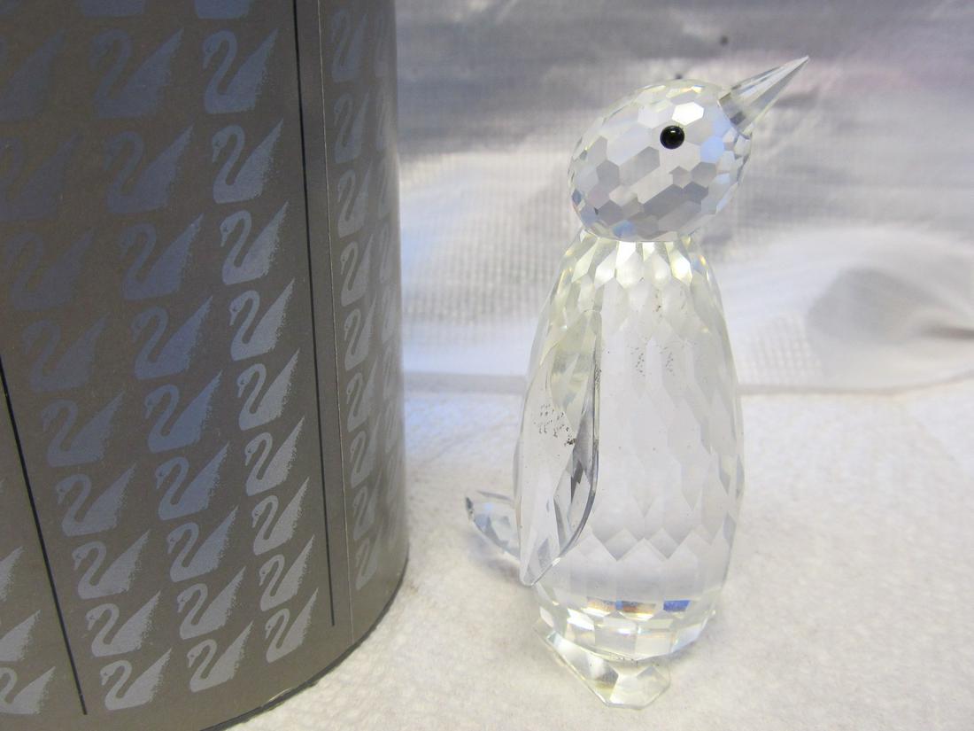 SWAROVSKI CRYSTAL GREAT PENGUIN # 7643 ORIGINAL BOX 3: SWAROVSKI CRYSTAL GREAT PENGUIN # 7643 ORIGINAL BOX 3 1/8" H. XLNT COND Product Description: The fine Penguin is in excellent condition & appears like new excluding some slight shelf interior surface 