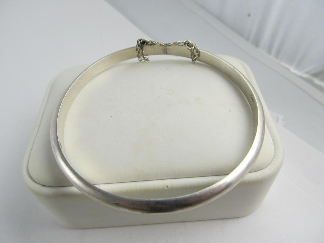SU MAKER STERLING SILVER HINGED CIRCULAR BANGLE: This very wearable, SU stamped sterling, circular bangle bracelet with a safety chain is very nicely made. It is stamped SU & 925, as shown. The hinge closes tightly & the safety chain is intact. It i