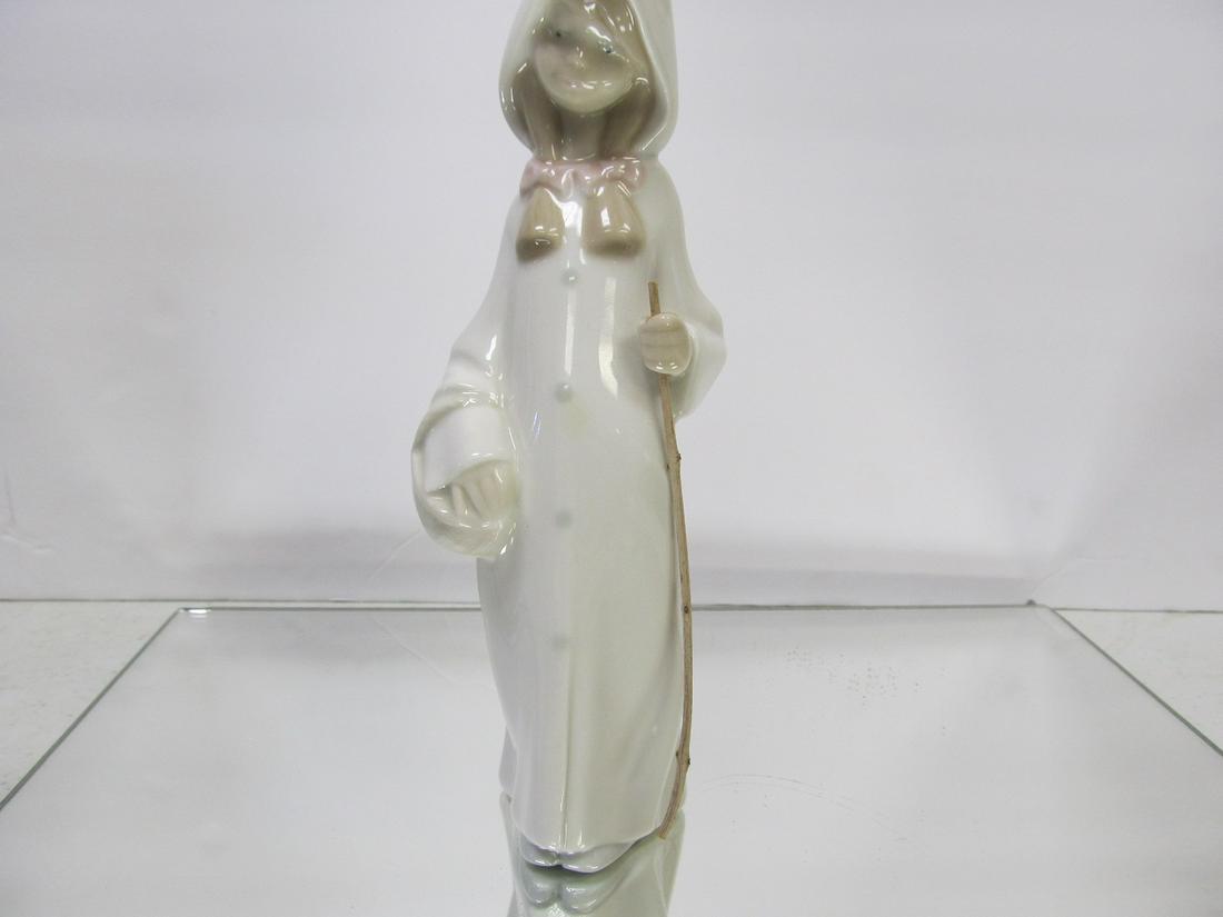 LLADRO SPAIN GIRL WALKING STICK / BASKET GLAZED (1 of 6)