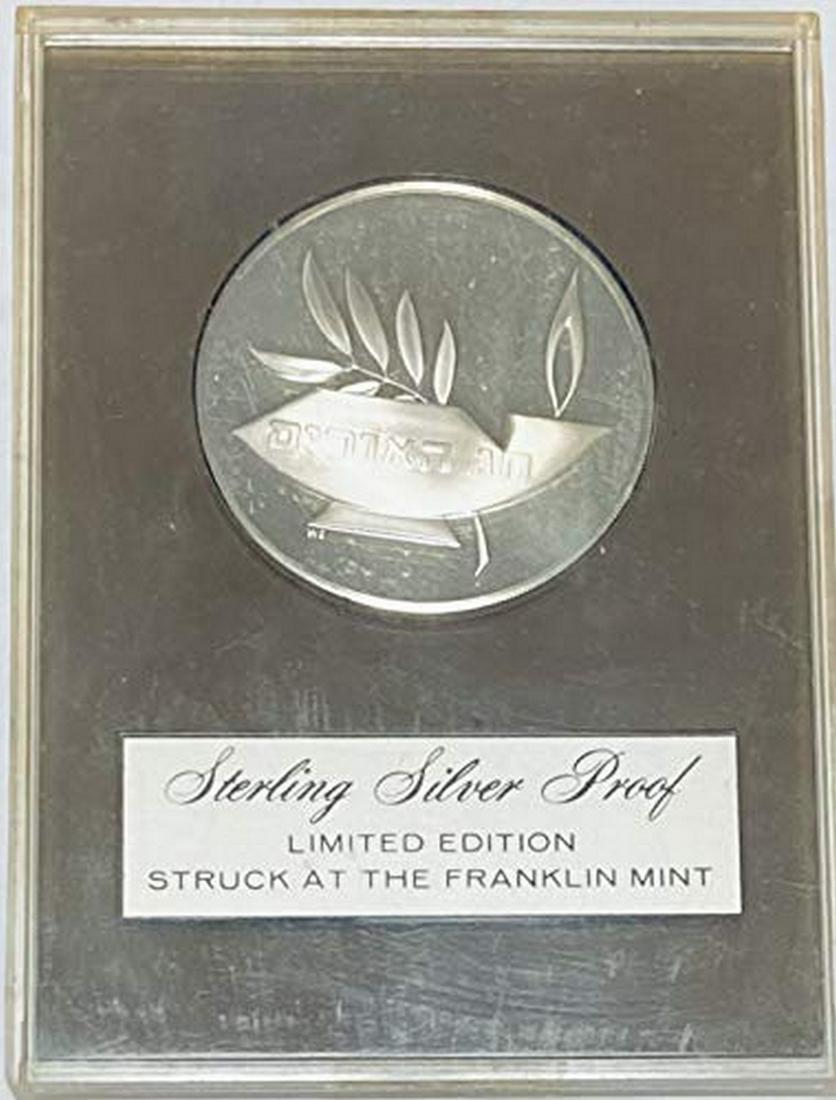 1972 Festival of Lights Franklin Mint Holiday Sterling: 1972 Festival of Lights Franklin Mint Holiday Sterling Silver Medal Proof . Limited Edition. Diameter is about 1.5". Plastic case with scratches. Obverse: Oil Lamp . Reverse: Star of David . Plastic c
