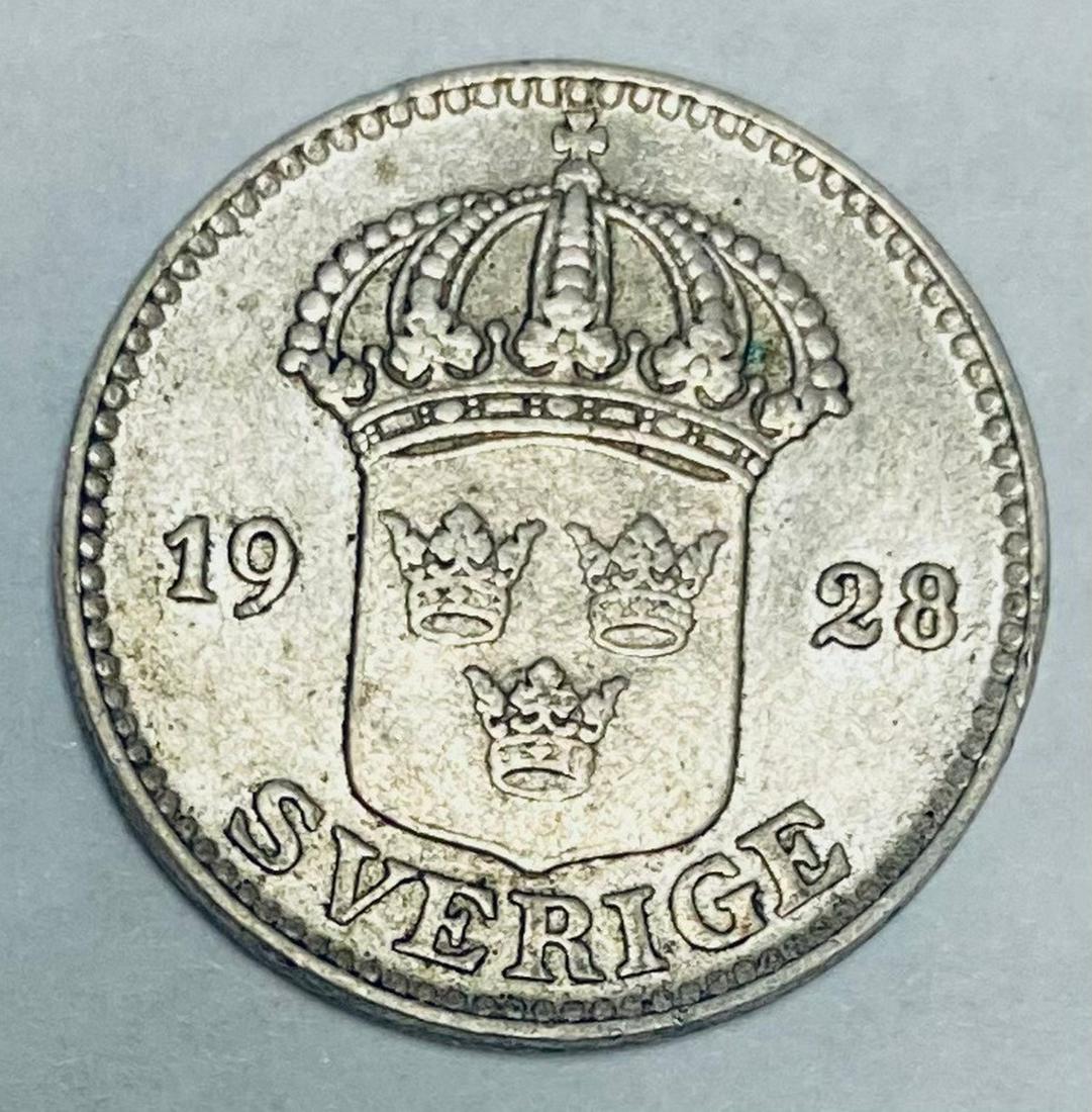 1928 Sweden 25 Ore AU .600 Silver Coin KM #785: 1928 Sweden 25 Ore AU .600 Silver Coin KM #785. Composition: Silver; Fineness: 0.6000; Weight: 2.4200g; ASW: 0.0467oz; Diameter: 17mm; DESIGN: Obverse: Small crowns within crowned shield divides date;