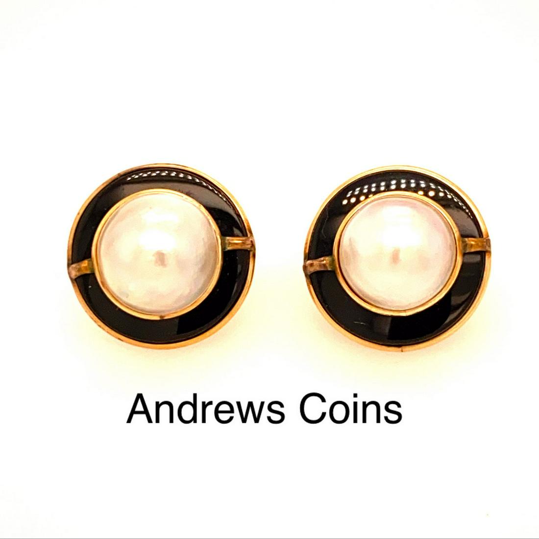 14K Yellow Gold Genuine Mabe Pearl and Onyx Earrings: Magnificent 14k Ladies Yellow Gold Genuine 12 mm Moby Peal and Onyx Earrings. Weight 6.0 Dwt With omega backs