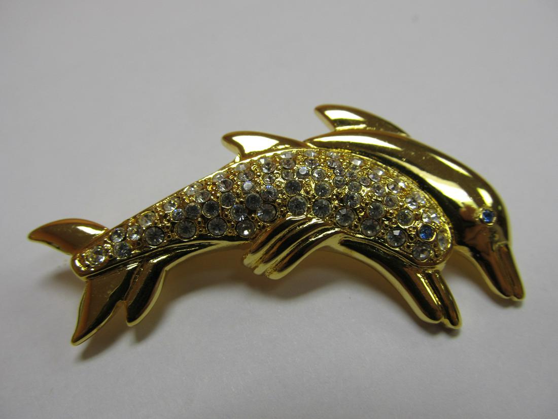 TRIFARI DOLPHINS GOLD TONE PIN W/ INSET STONES 2 3/8 W (1 of 5)