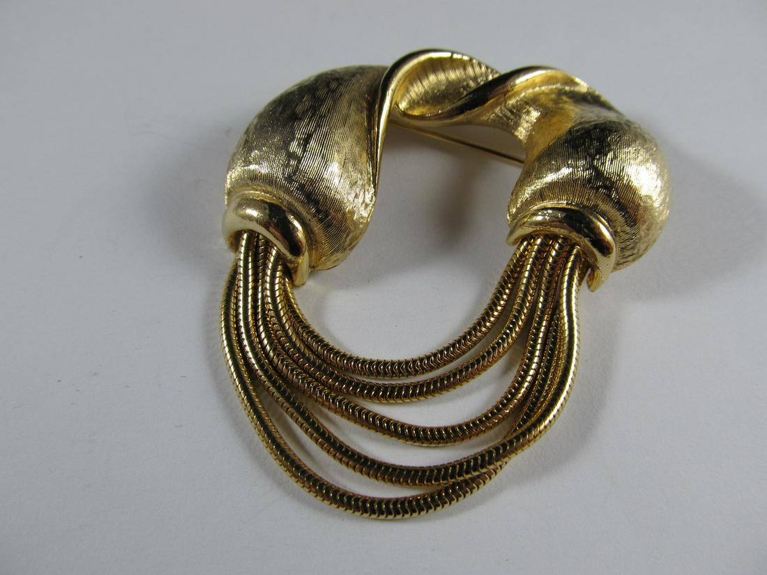CORO GOLD TONE ATTRACTIVE PIN W/ 5 HANGING CHAINS 2 1/8: It is in overall excellent condition with no flaws seen. It has a nice, clean finish & is ready to wear. It measures about 2 1/8 inches at the highest & about 2 inches wide. It weighs just over 23.5 g