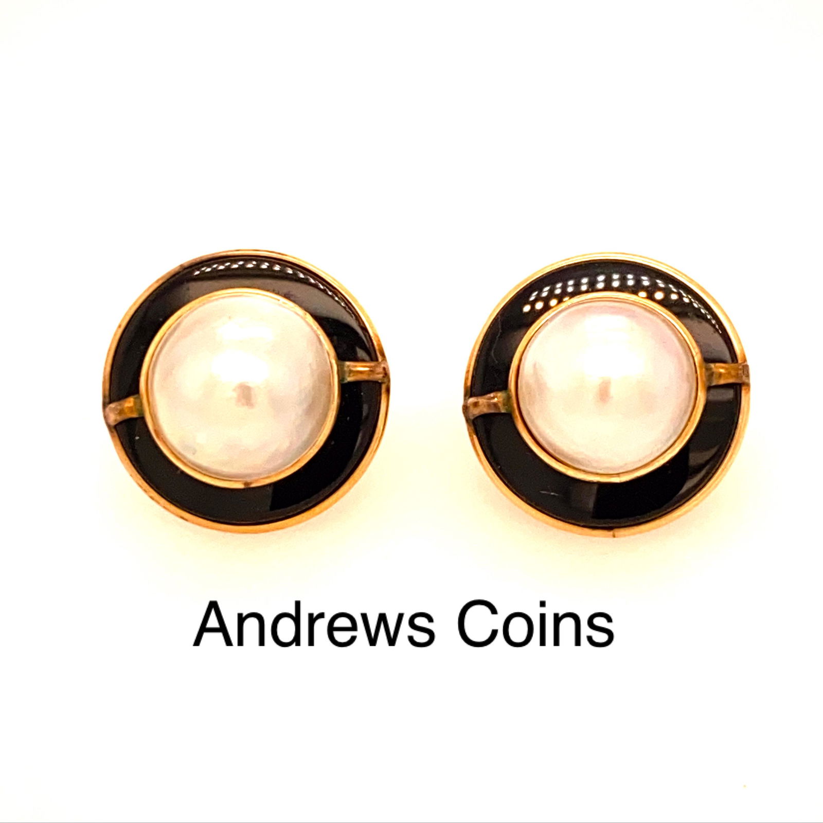 14K Yellow Gold Genuine Mabe Pearl and Onyx Earrings: Magnificent 14k Ladies Yellow Gold Genuine 12 mm Moby Peal and Onyx Earrings. Weight 6.0 Dwt With omega backs
