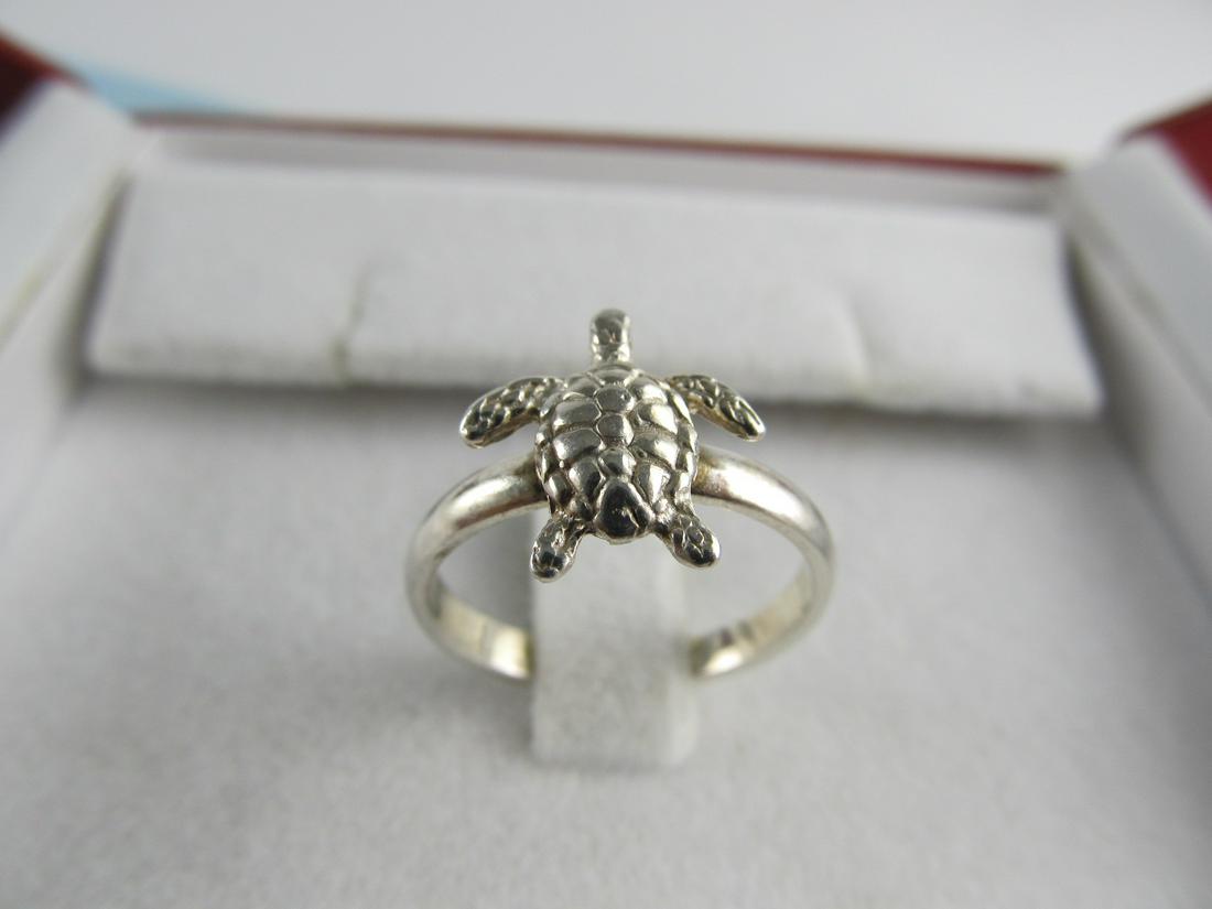 TURTLE NICE STERLING SILVER RING SIZE 9+ V GOOD COND: This is an attractive 925 sterling ring featuring a nice turtle theme. It is in overall very good condition with very slight wear. The maker is unknown. It has an older, unpolished patina, as found..