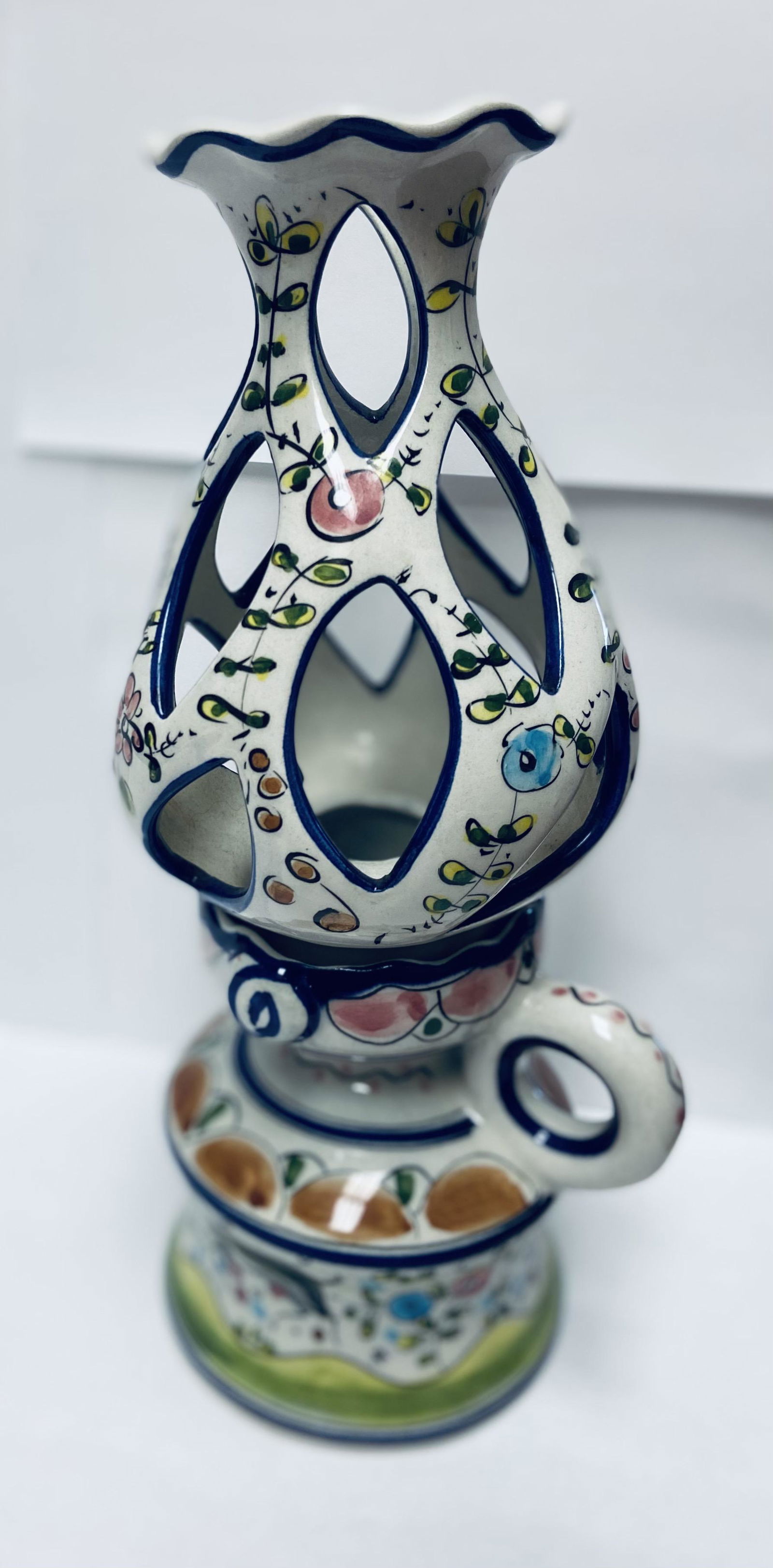 Malveira Da Serra Portugal Seculo XVII Ceramic: Malveira Da Serra Portugal Seculo XVII Ceramic Hand-Painted Porcelain Lantern - About 11.5". Condition is "Used". Use zoom feature on photos to see details of the piece Photos are an important part of