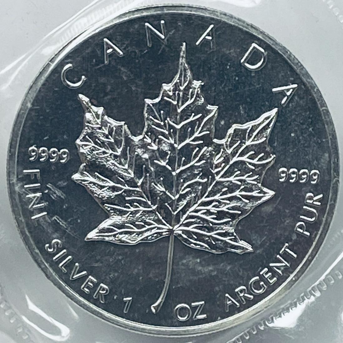 1988 Canada $5 Silver Maple Leaf 1 oz Fine Silver in (1 of 2)