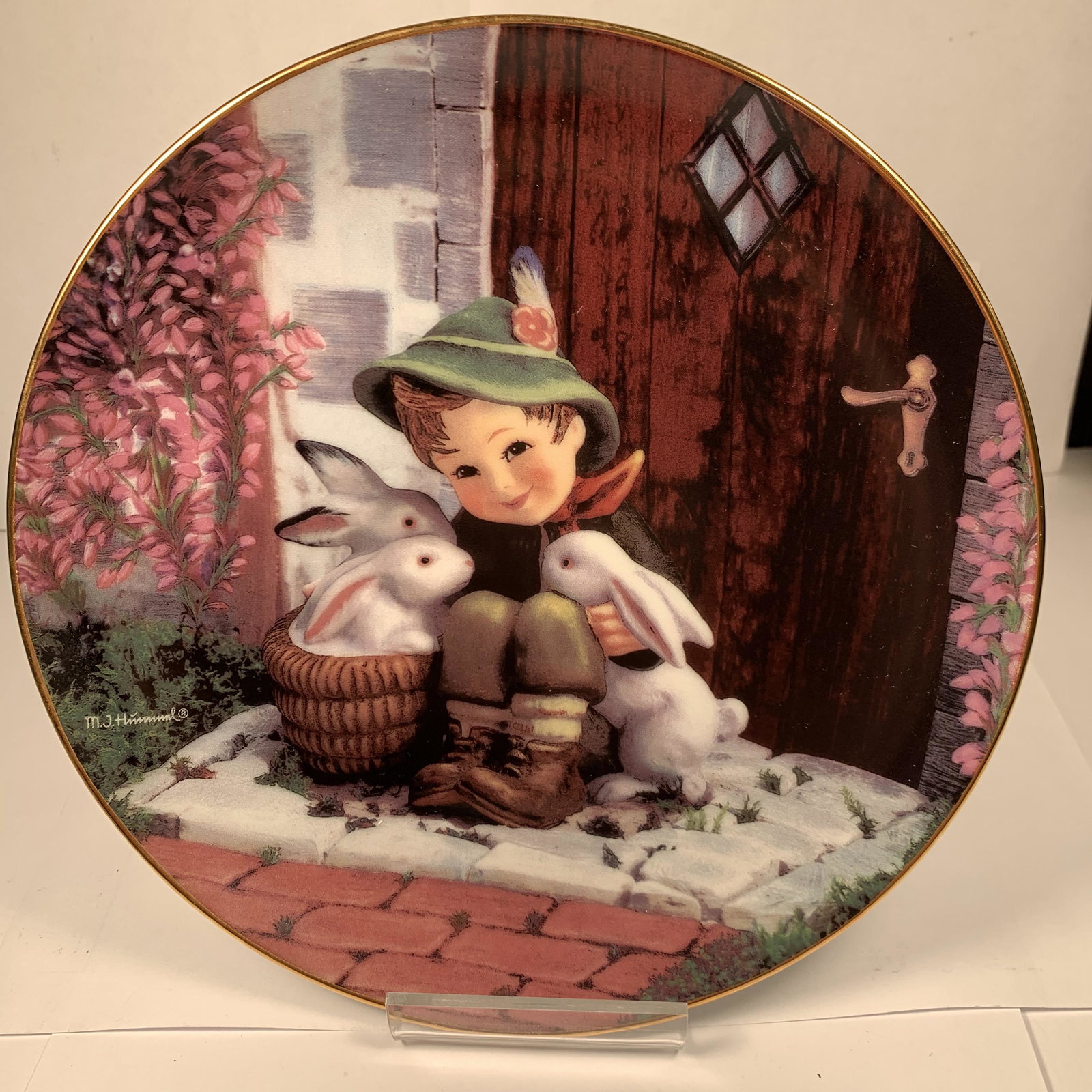M J Hummel Danbury Mint Playmates Plate 8 1/4" Xlnt: This nice Danbury Mint M J Hummel plate depicting the Playmates image. It is in excellent condition with no flaws seen. It is 8 1/4" inches wide. It does not come with a box.