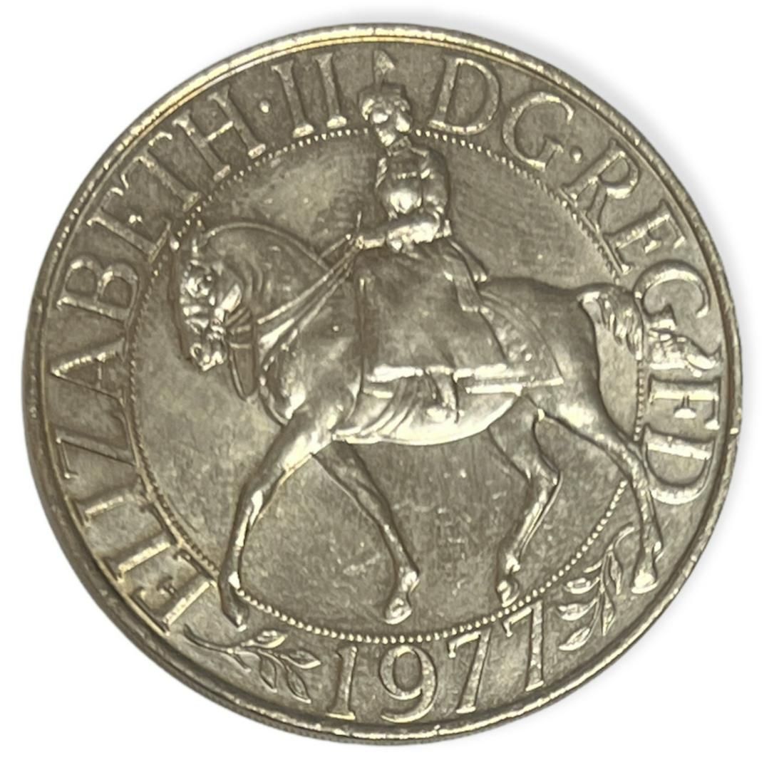1977 Great Britain Crown 25 New Pence Elizabeth II BU: 1977 Great Britain Crown 25 New Pence Elizabeth II BU. Composition: Copper-Nickel - 25th anniversary of accession of Queen Elizabeth II; Obverse: HM Queen Elizabeth II riding horse to left, legend aro