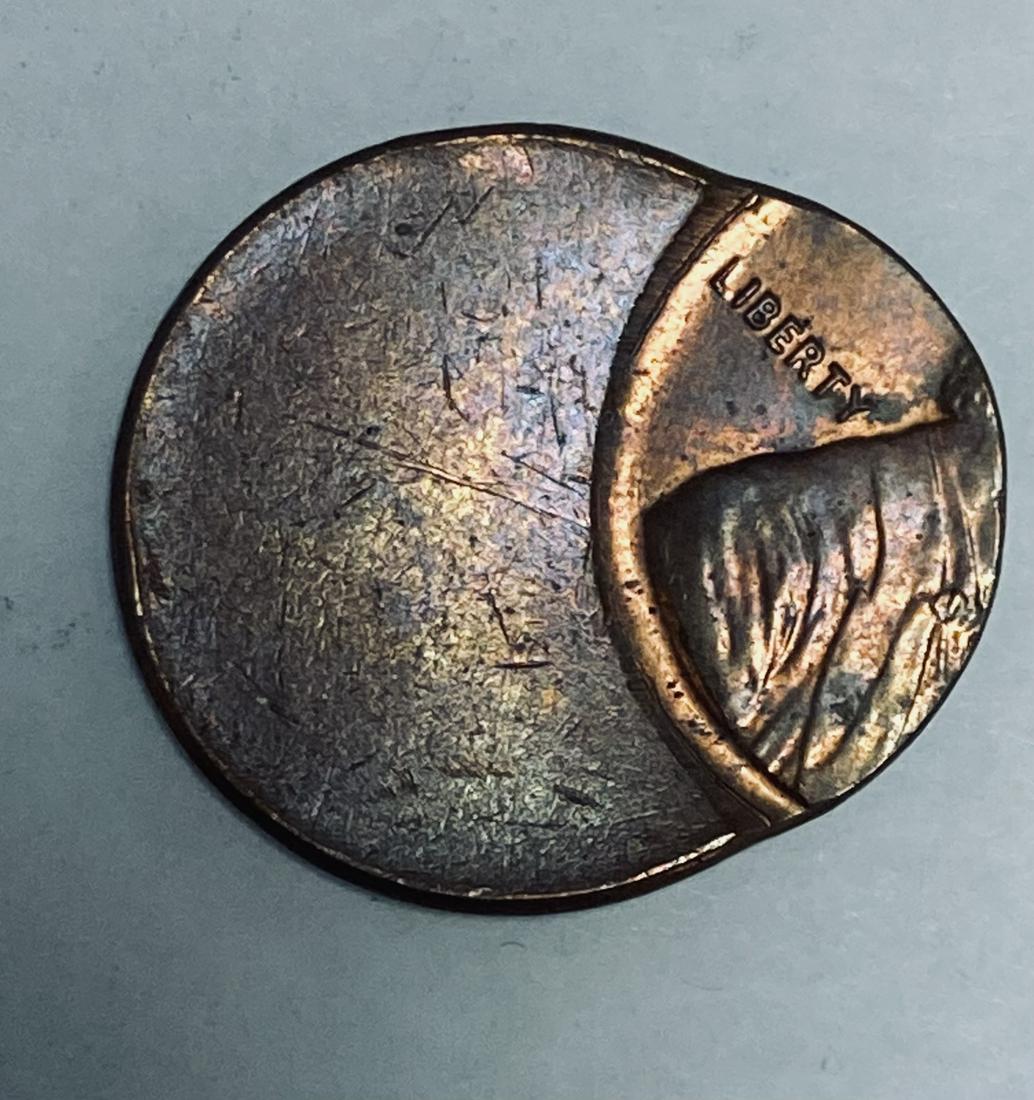 MAJOR ERROR Way Off Center Lincoln Cent BU (1 of 2)