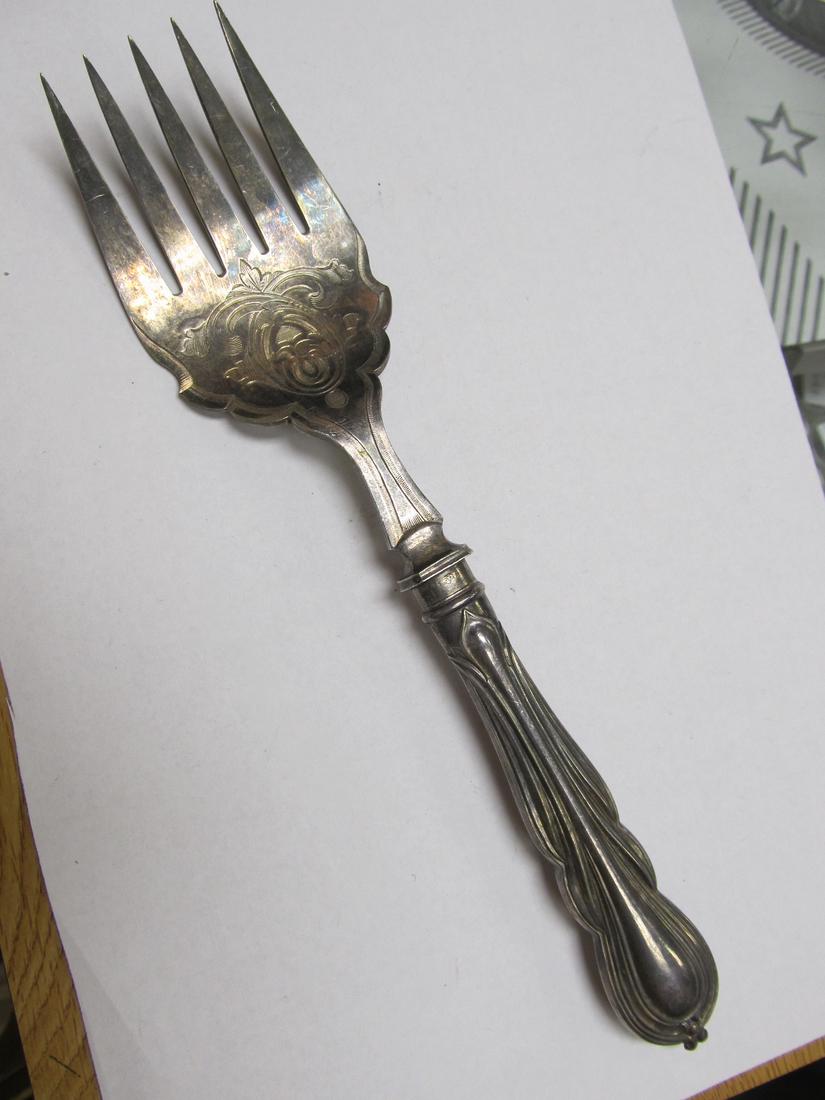 M B STERLING HANDLE SILVER SERVING FORK 5 PRONGS FINELY TOOLED 9 1/4" V GOOD COND (1 of 8)