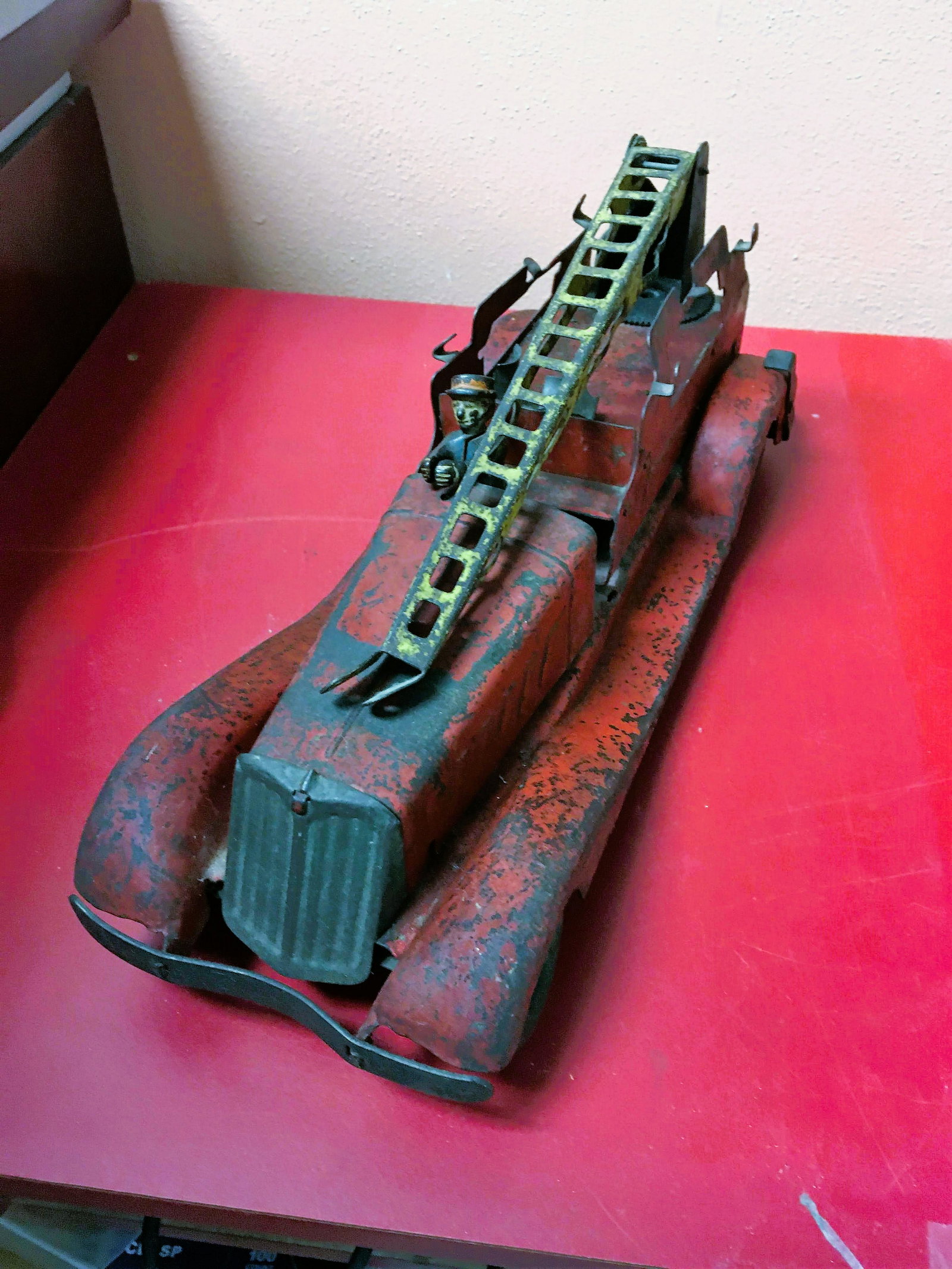 1930\'s Hook and Ladder Fire Truck with Fireman (1 of 4)