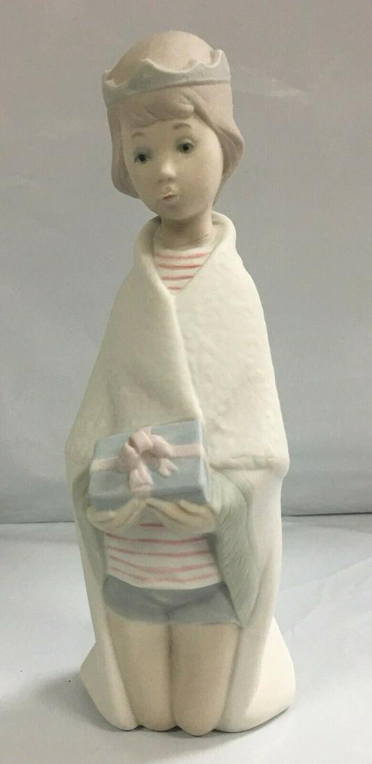 Lladro #673 Boy with Gift - Melchor Porcelain Matte Finish Figurine 6 6/8? w/Box (1 of 12)
