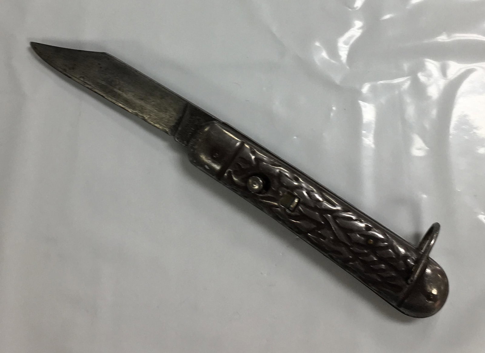 Vintage USA 1936-56 Edgemaster Automatic Knife: This knife is in very good condition with signs of wear like some scratches on the blade and dirty spots on the handle as shown in the photos. Using the button, the knife blade does not fully open, yo