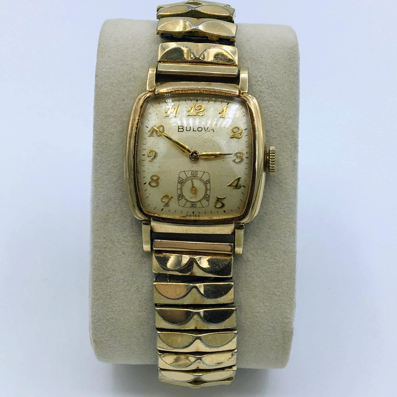 Vintage 17J Unadj Bulova Swiss Model L8 10K Rolled Gold Plate Bezel #D097545: Vintage 17J Unadj Bulova Swiss Model L8 10K Rolled Gold Plate Bezel #D097545. 17 Jewel, Unadjusted, Mechanical: Hand-winding, Stainless Steel Back, Measures 30 x 26 mm. Finesse U.S.A. 1/20 10K Gold Fi