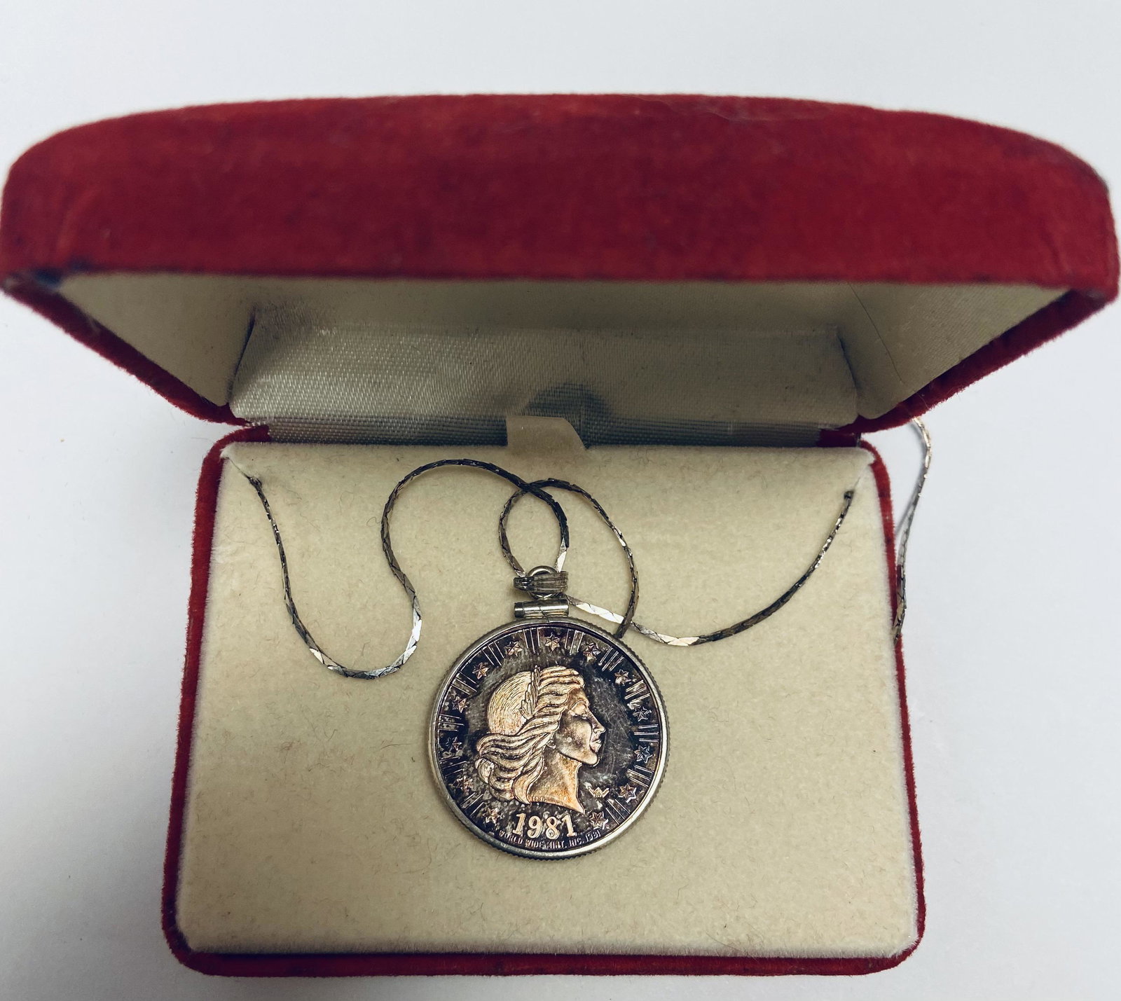 1981 American Eagle World Wide Mint 1/4 oz .999 Fine Silver Pendant and Chain 18" (1 of 8)