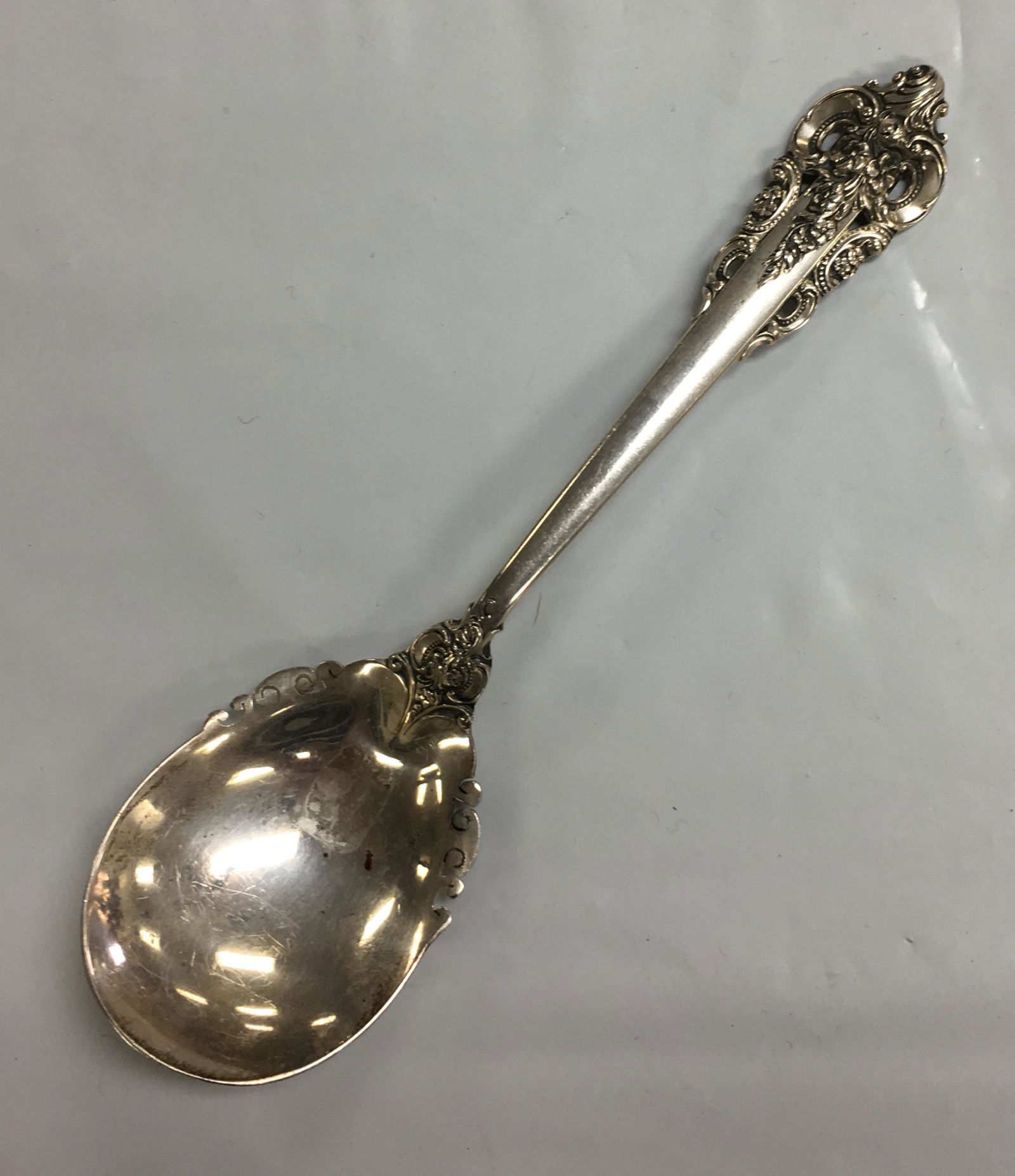 WALLACE GRANDE BAROQUE OLD MARK STERLING SILVER SUGAR SPOON 6 1/8? XLNT COND: This great Wallace Silversmiths Grande Baroque sterling silver older mark sugar spoon is in overall excellent condition with very little wear seen outside of some light scratching. It has an older, un