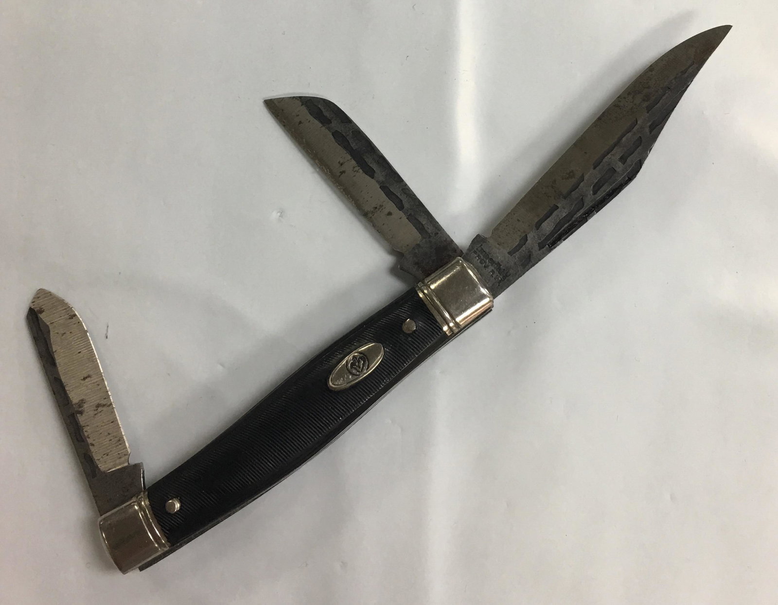 Vintage Double Blade Sabre #637 Hong Kong Pocket Knife: This knife is in very good condition with signs of wear like light scratches on the blade and the handle. There is a small dent on one side of the blade as shown in the photos. It measures about 5 5/8