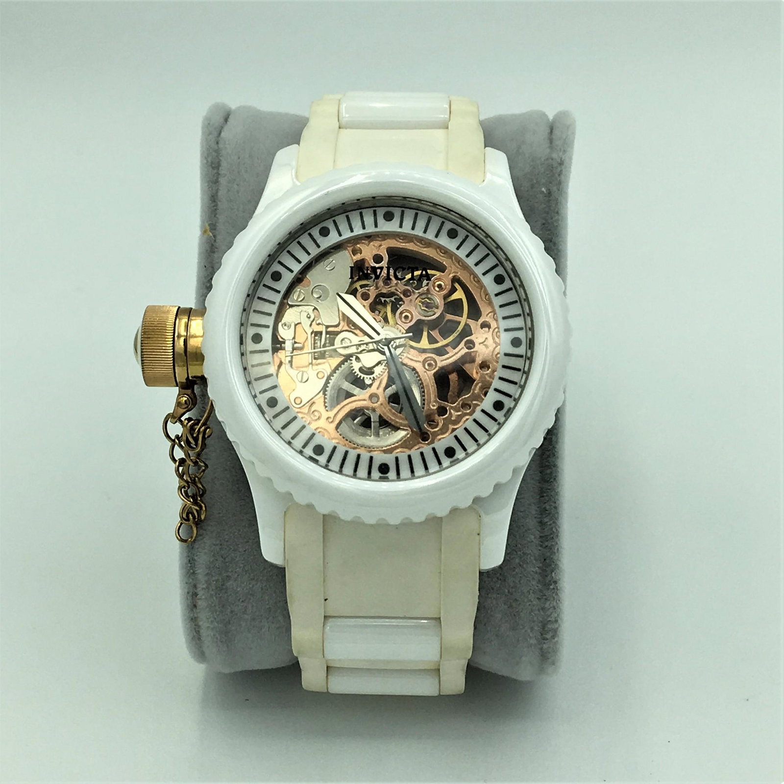 Invicta Russian Diver Mechanical Watch White Case White Tone Ceramic Model 1827: Invicta Russian Diver Mechanical Watch White Case White Tone Ceramic Model 1827. With Polyurethane Band, Water Resistant Up to 50 Meters. 42 mm, Running.