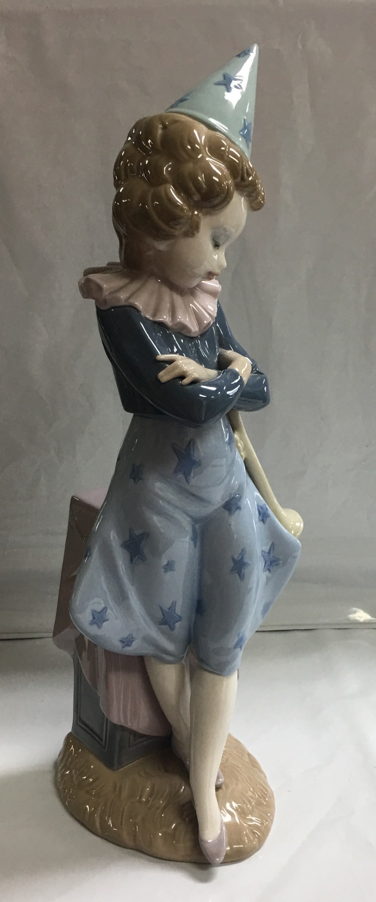 Lladro Porcelain "Clown with Trumpet" Figurine 13.25": This beautiful figurine is in excellent condition with no nicks, chips, crazing seen. The figure has an attractive, untouched, glazed finish. The base also shows no signs of wear or damage. It measure