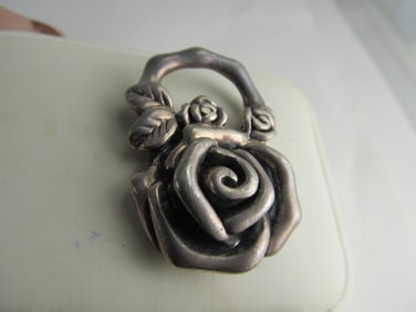 YH ATTRACTIVE ROSE 925 THAILAND STERLING SILVER PENDANT 1 1/2" WIDE XLNT COND