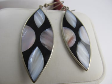 MEXICO PAIR ALPACA SILVER DANGLE EARRINGS MOTHER PEARL BLACK BACKGROUND