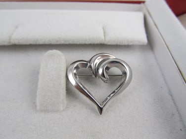 BEAU FINE STERLING SILVER ATTRACTIVE HEART PIN 7/8" H XLNT COND