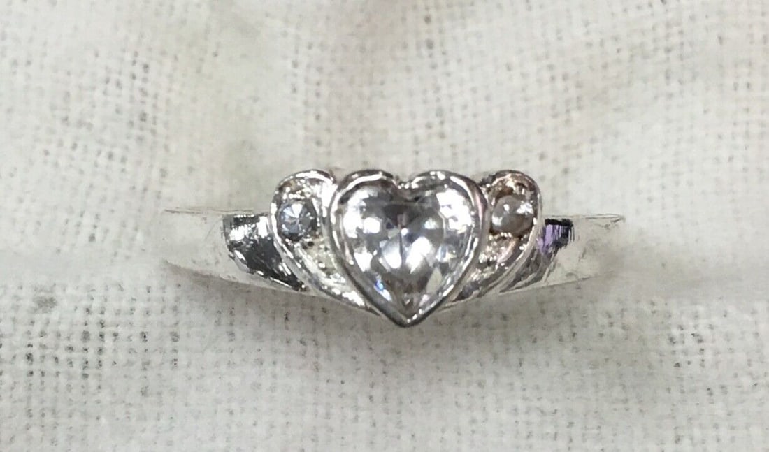 Beautiful .925 Sterling Silver Heart Shape Ring with CZ Stones Size 7.75 (1 of 10)