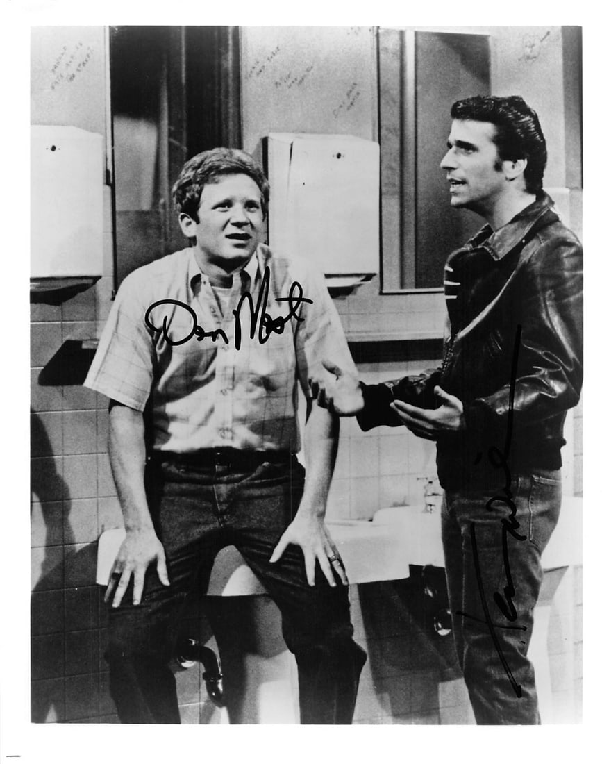 Donny Most "Happy Days" 8x10 Photo: *AUTOGRAPHED* Donny Most "Happy Days" 8x10 Photo Product Description This 8x10 Black & White Photo is Autographed by Donny Most! Beautiful condition! Perfect for your collection! UPC: 10252 All pi