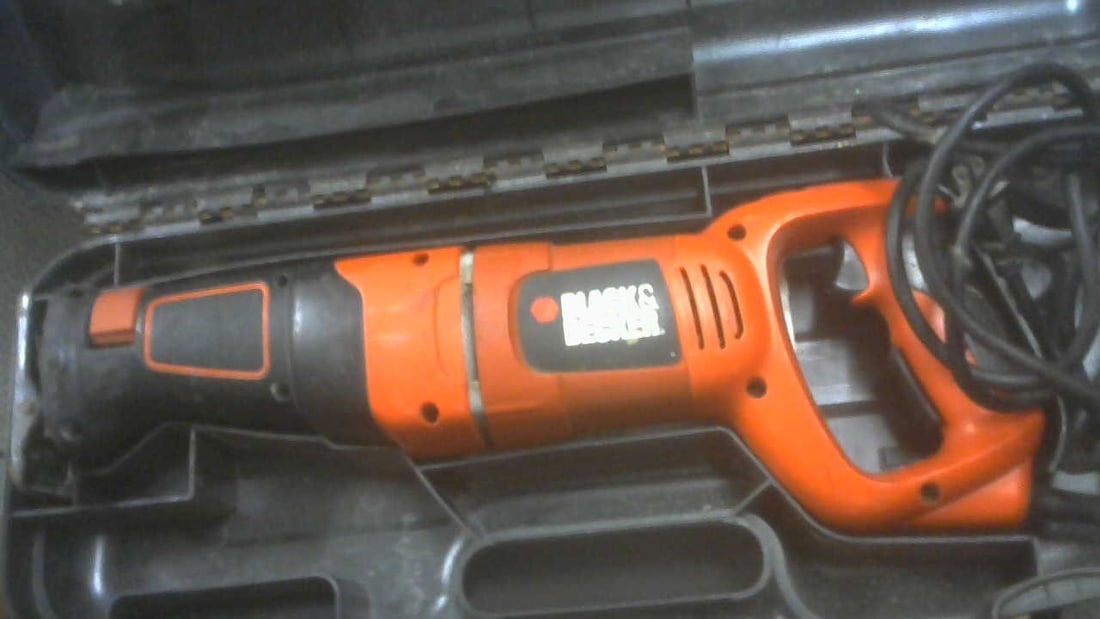 BLACK & DECKER RS500 7.5 Amp Reciprocating saw with case: The BLACK & DECKER RS500 7.5 Amp Reciprocating Saw with Case is a powerful corded electric saw suitable for cutting wood, metal, and plastic. With a high blade strength and a 90? cutting angle, th