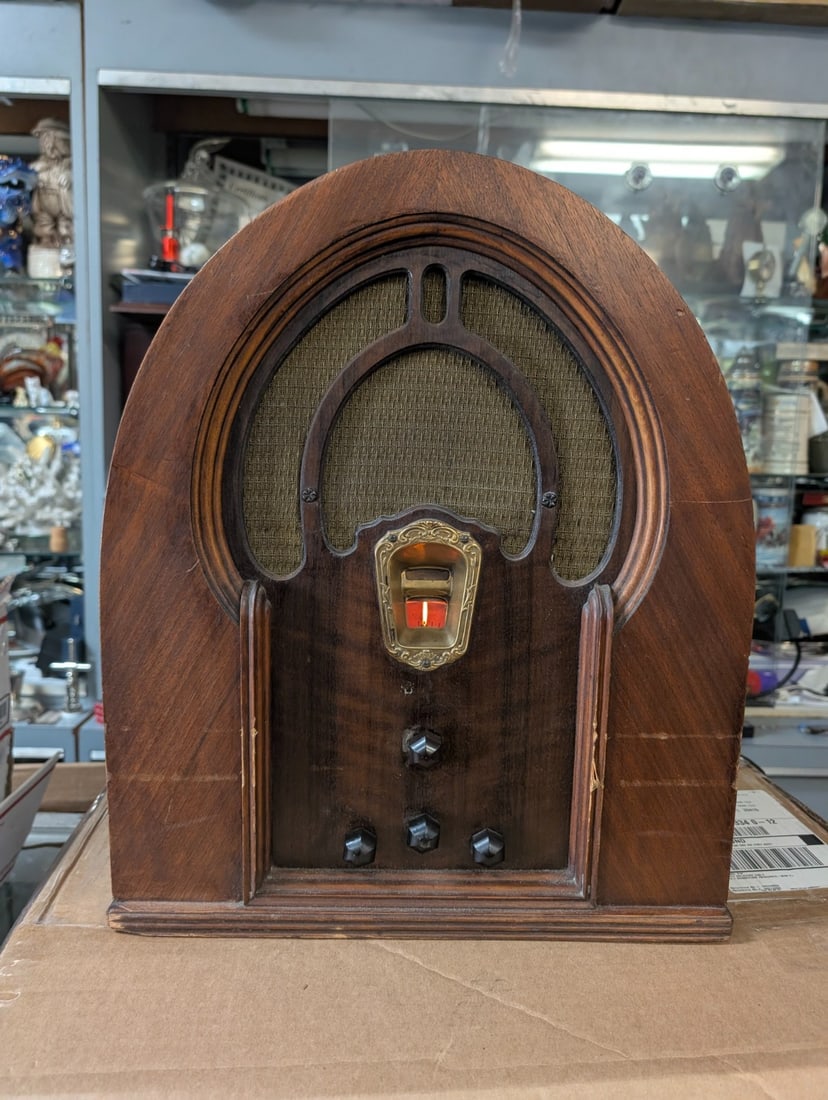 Vintage Philco Model 19 Cathedral Wood Tube Radio (1 of 2)