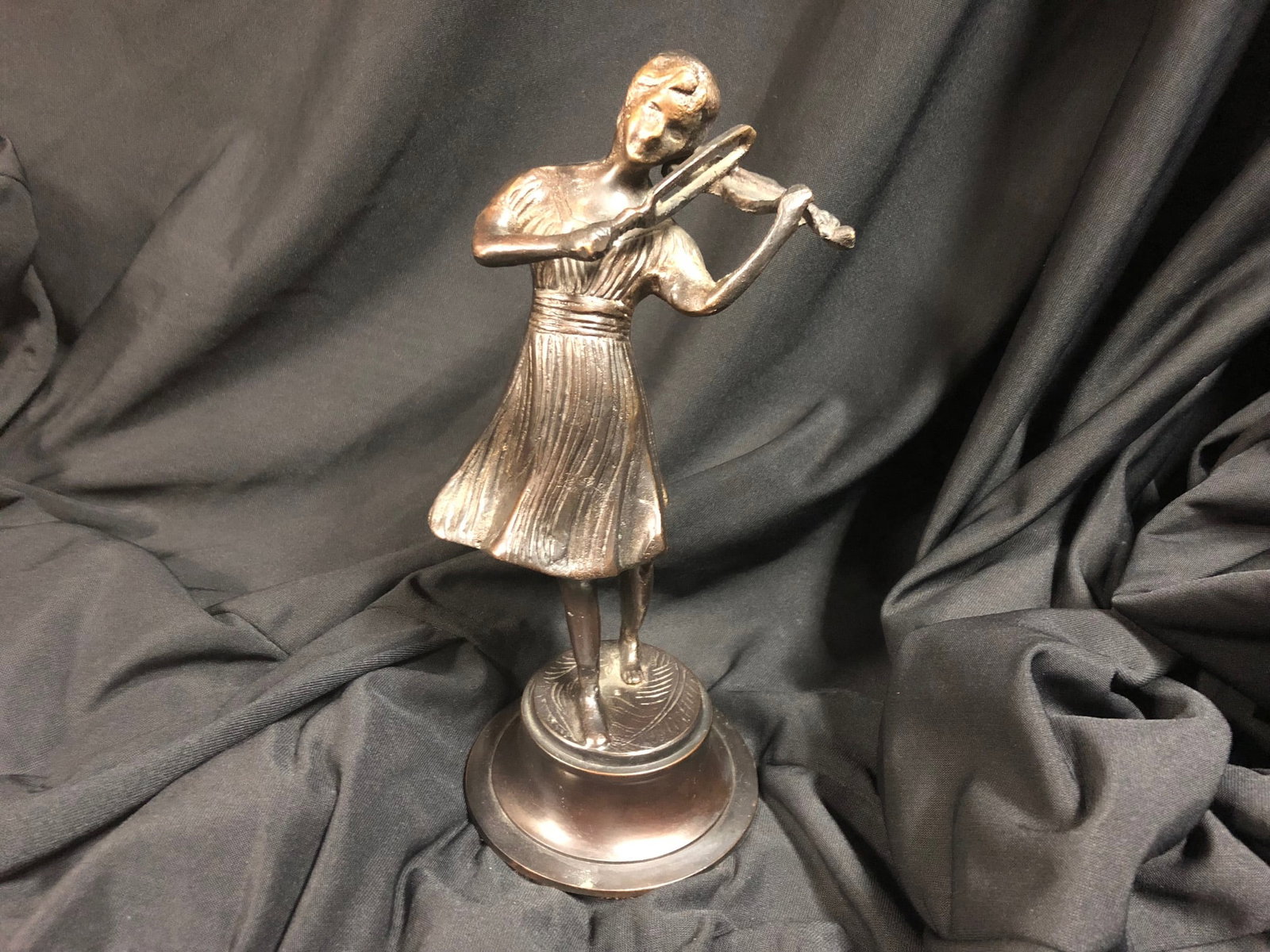 Bronze sculpture Girl Playing the Violin by the Italian Fonderia Lancini: Bronze sculpture Girl Playing the Violin by the Italian Fonderia Lancini , mid 20th century