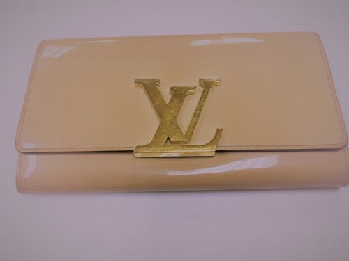 LOUIS VUITTON PORTEFEUILLE LOUISE BI-FOLD LONG WALLET VERNIS BEIGE DUNE SPAIN: The LOUIS VUITTON Vernis Portefeuille Louise Wallet in Beige Dunne is a luxurious and stylish long wallet designed for women. Made of patent leather in Spain, this wallet features a sophisticated desi