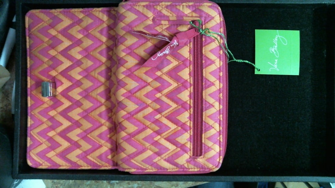 New with Tags Vera Bradley Ziggy Zags Turnlock Wallet Orange & Pink Hipster: The Vera Bradley Ziggy Zags Turnlock Wallet is a stylish crossbody bag in a vibrant orange and pink color scheme, featuring a unique Ziggy Zags pattern and a quilted texture. Made from cotton, this sm