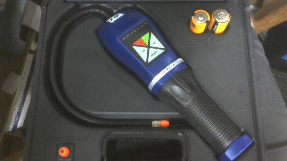 VGC TIF MODEL TIFRX-1A AUTOMATIC REFRIGERANT LEAK DETECTOR SENSING TIP WITH CASE (1 of 2)