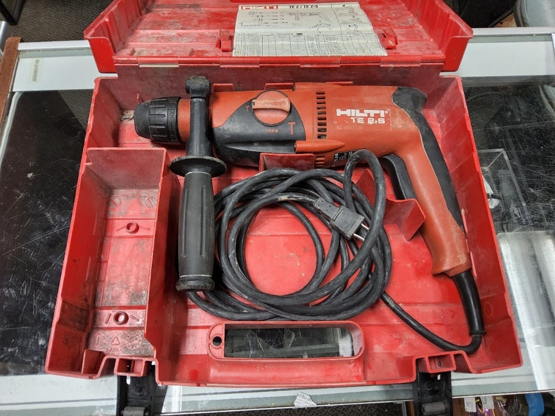 Hilti TE 2-S Corded Rotary Hammer Drill Tested Concrete 3/4" Steel 1/2": The Hilti TE 2-S Corded Rotary Hammer Drill is a reliable and durable tool designed for drilling steel and concrete with ease. Featuring a 3/4" steel and 1/2" concrete tested capability, this rotary h