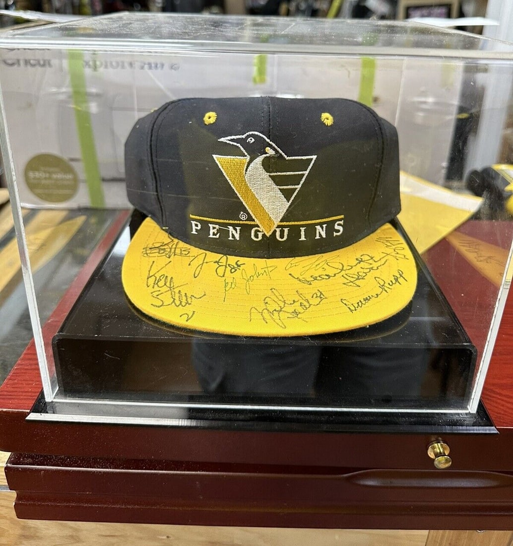 1991-1992 PITTSBURGH PENGUINS CHAMPIONSHIP TEAM SIGNED HAT NO COA: Hat is in good condition. Does not show wear cosmetically whatsoever. Signatures are CLEAR and are not faded. We are unable to officially authenticate the signatures unfortunately, but have done