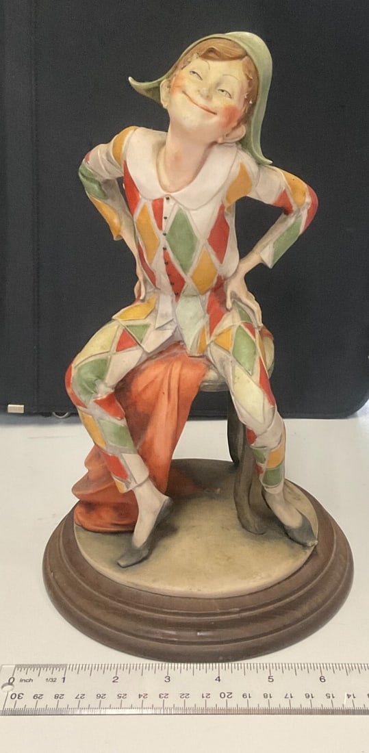 Giuseppe Armani Capodimonte Florence Italy Harlequin Jester Statue Vintage: Add a touch of whimsy to your decor with this beautiful statue by Giuseppe Armani. Crafted from porcelain, this medium-sized piece features a colorful harlequin jester design that is sure to catch